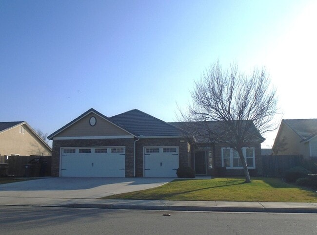 Building Photo - SOLAR......GORGEOUS---3 BEDROOMS PLUS AN OFFICE !!!