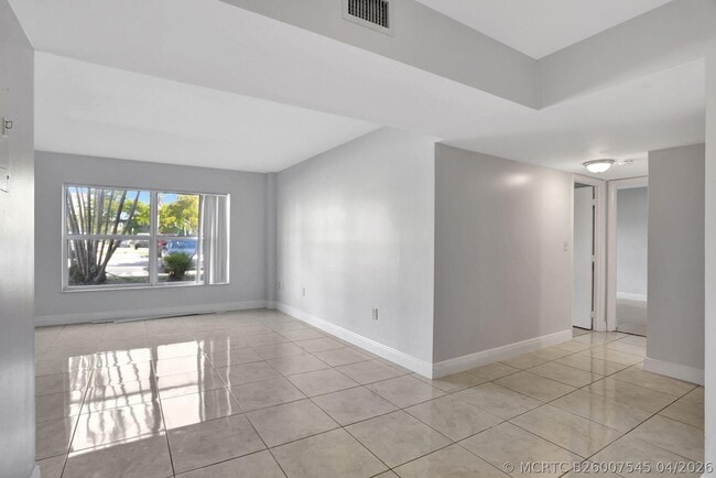 Building Photo - 4156 Inverrary Dr Unit 111