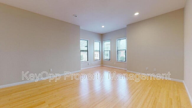 Building Photo - 806 35th Ave