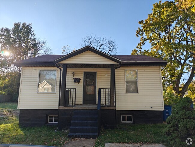 Building Photo - Lovely Updated 3-bedroom Home Available fo...