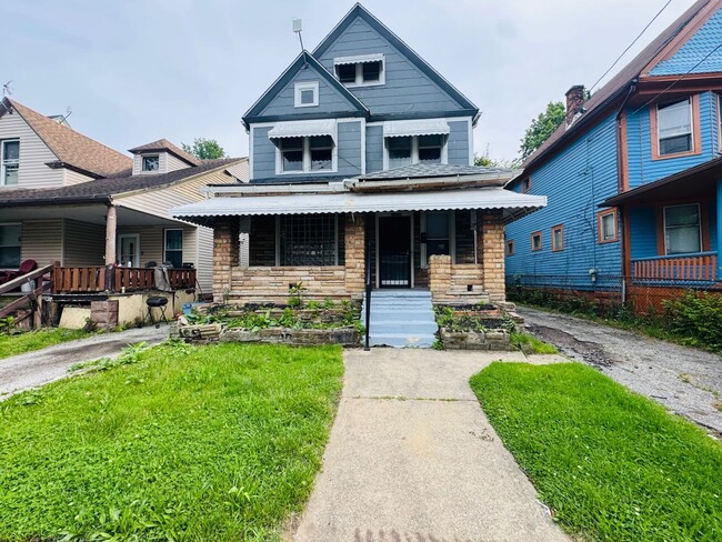 Building Photo - Charming 3-Bedroom Property in Prime Location