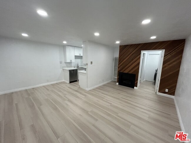 735 W Milford St Unit 105