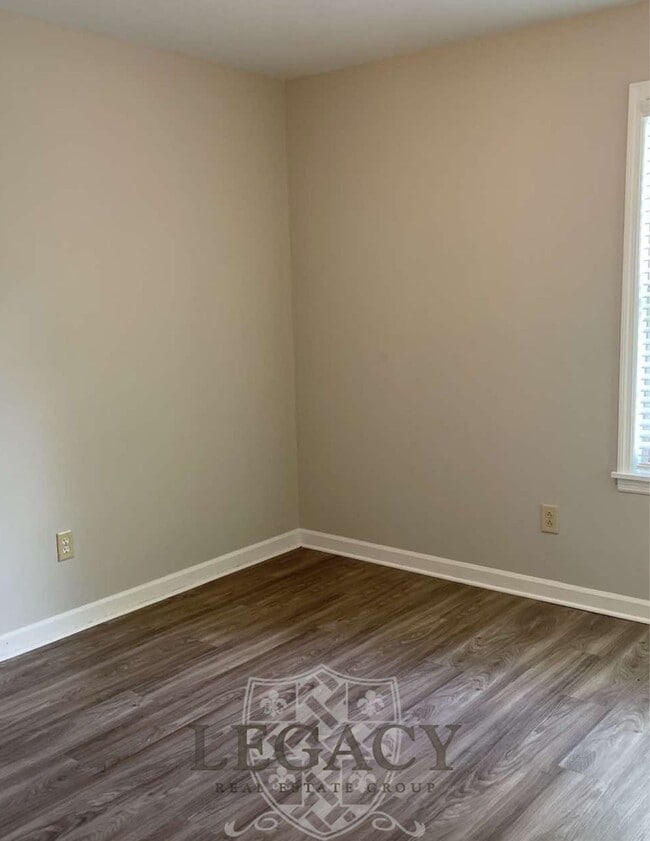 Photo - 103 Cloverdale Dr