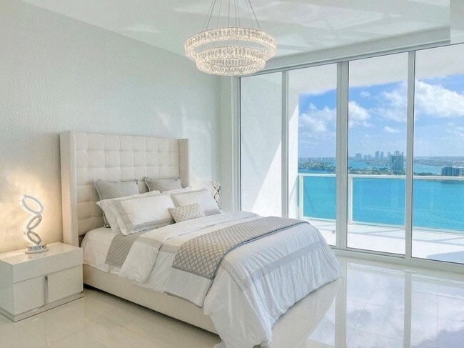 Building Photo - 2020 N Bayshore Dr Unit 2404