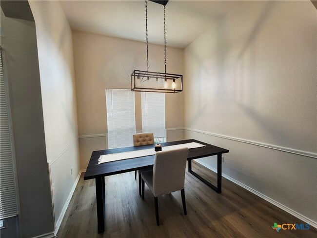 Photo - 1212 Neuberry Cliffe