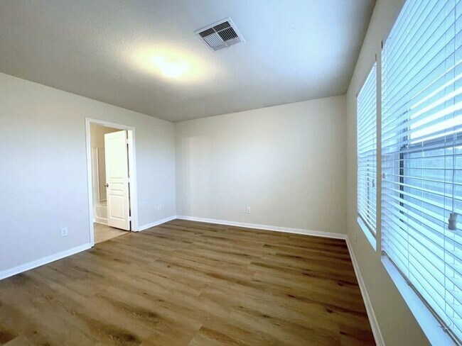 Photo - 1715 Ramsay Way