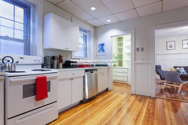 Building Photo - 1247 Beacon St Unit 2 Rental