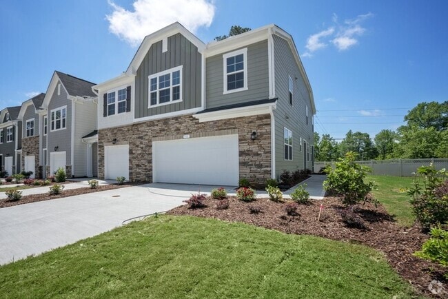 Building Photo - End Unit Townhome | Open floor plan | 2 C...