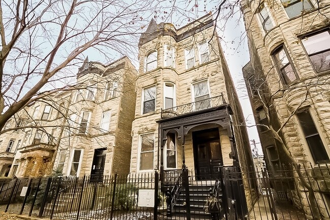 Building Photo - 931 W Newport Ave Unit J03W