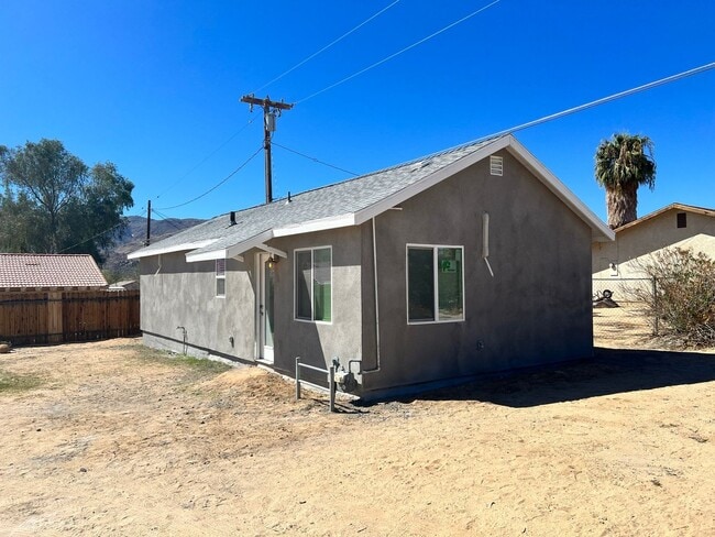 Building Photo - 2 Bedroom 1 Bath Home - Large Lot - Close to 29 Palms Marine Base