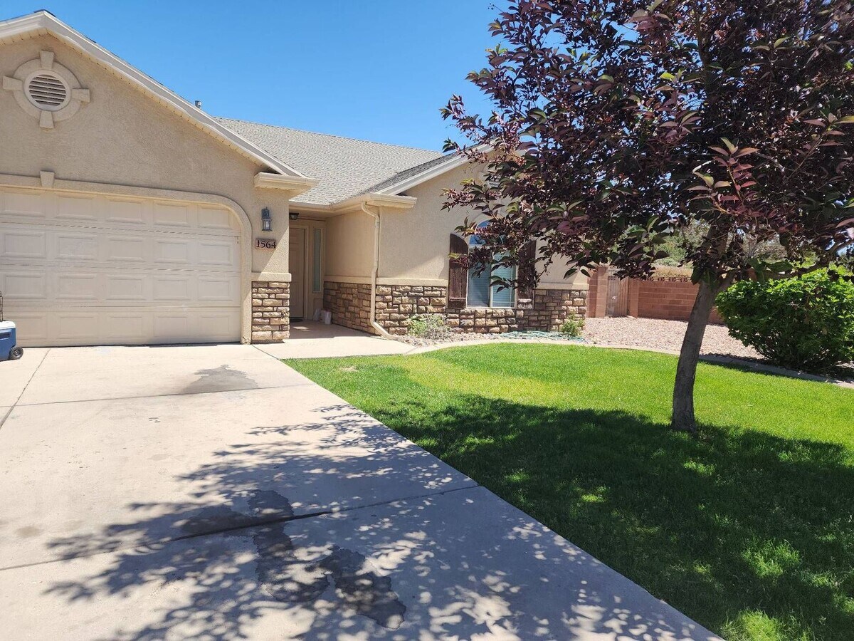 Pet Friendly Southern View Townhome - Pet Friendly Southern View Townhome