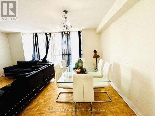 Photo - 1 Massey Square Unité 314