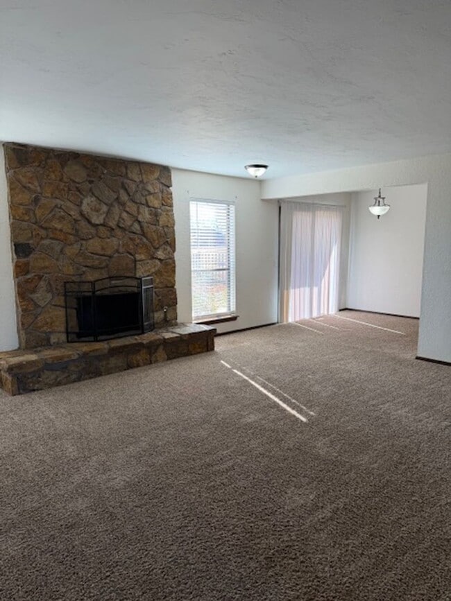 Photo - Spacious 2 bed/2.5 Baths - Duplex in the Surrey Hills Addition