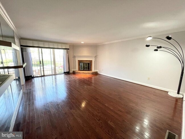 6319 Chaucer View Cir