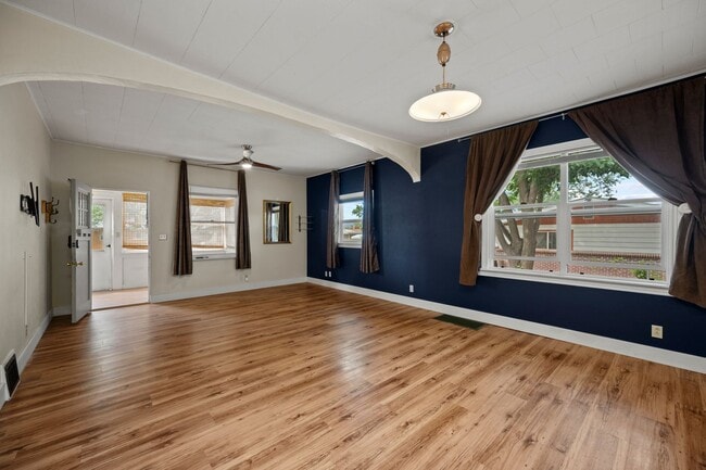 Photo - 2858 Bunting Ave