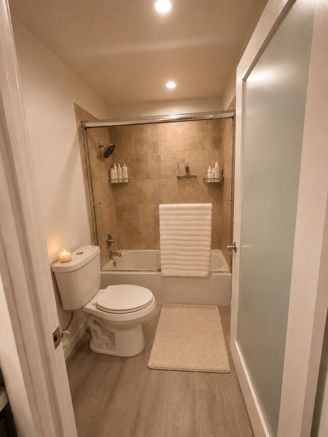 Photo - 7320 Hawthorn Ave Unit 206