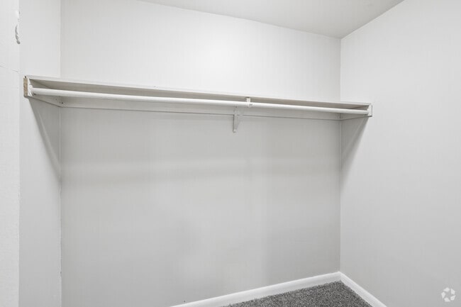 1BR, 1BA - 850SF - Closet