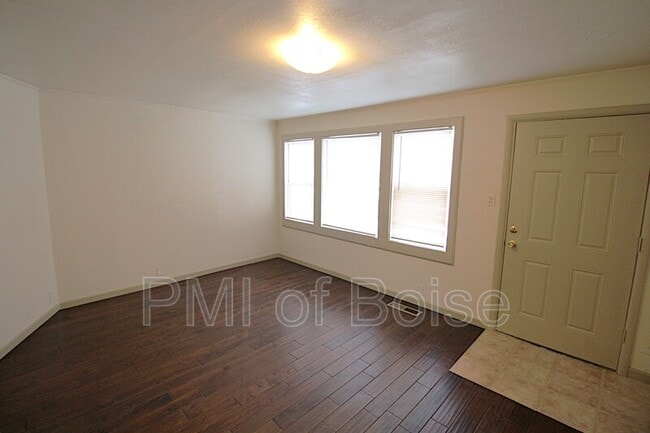 Photo - 2113 E Oak St