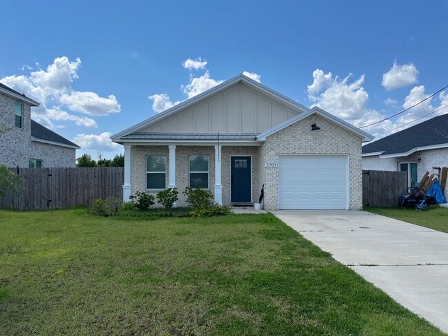 Building Photo - 3 bed 2 bath house
