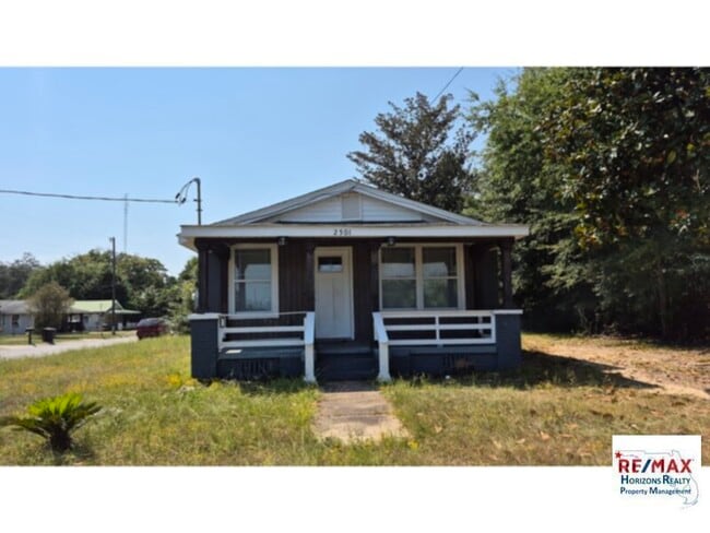 Building Photo - Charming Home on Corner Lot