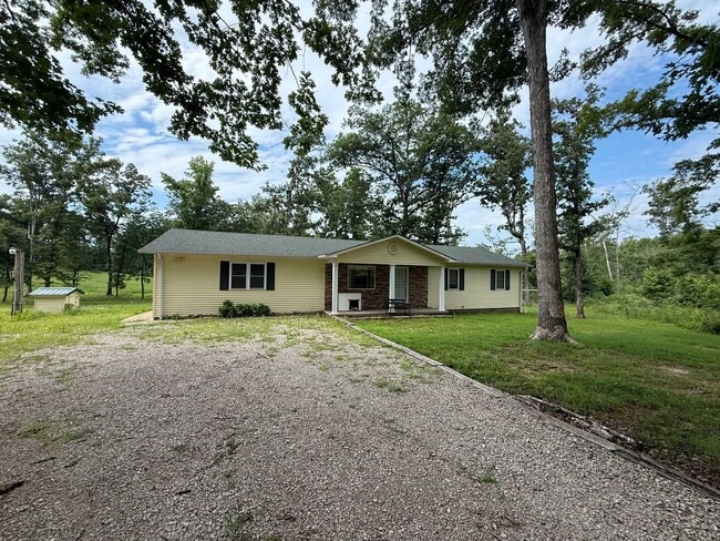Building Photo - Country living home with shop - Outside Poplar Bluff