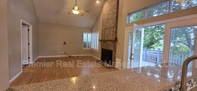 Photo - 572 W Jamison Pl