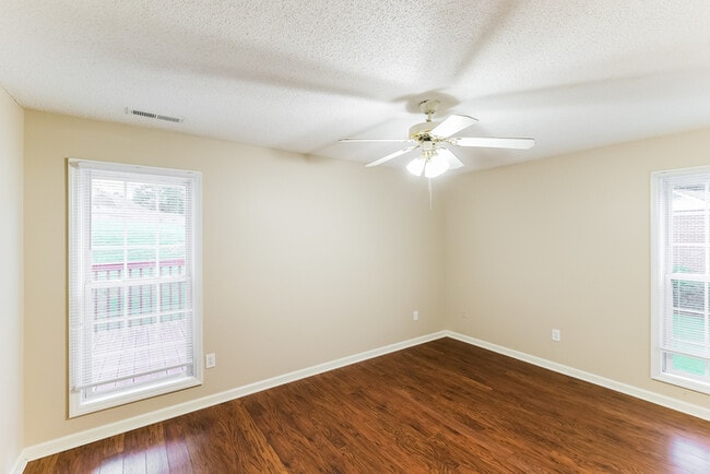 Photo - 112 Hayloft Ct