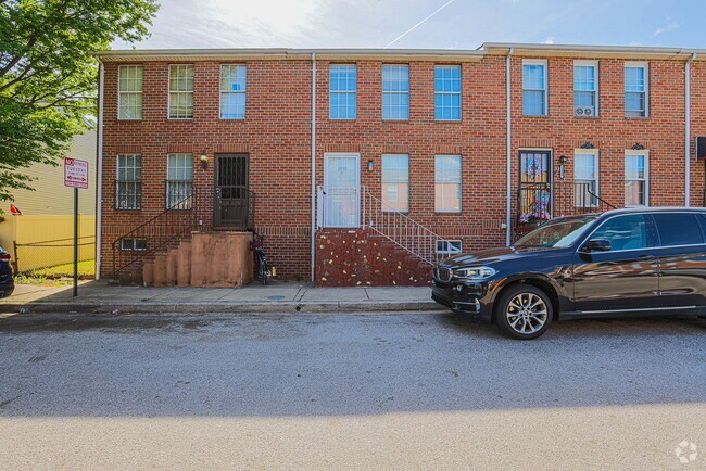 Building Photo - JUST RENOVATED Huge 3 bedroom 3 bathroom t... Rental