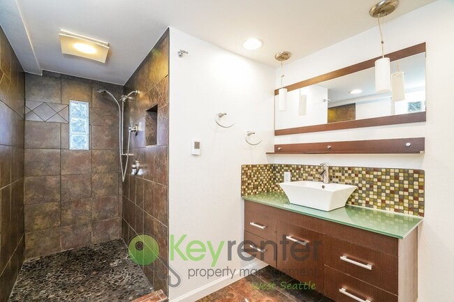 Photo - **Rent Special** Elegant Three Bedroom Hom...