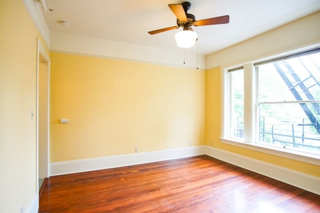 Photo - Vintage Studio w/Hardwoods & Large Sunny Windows Unidad 301