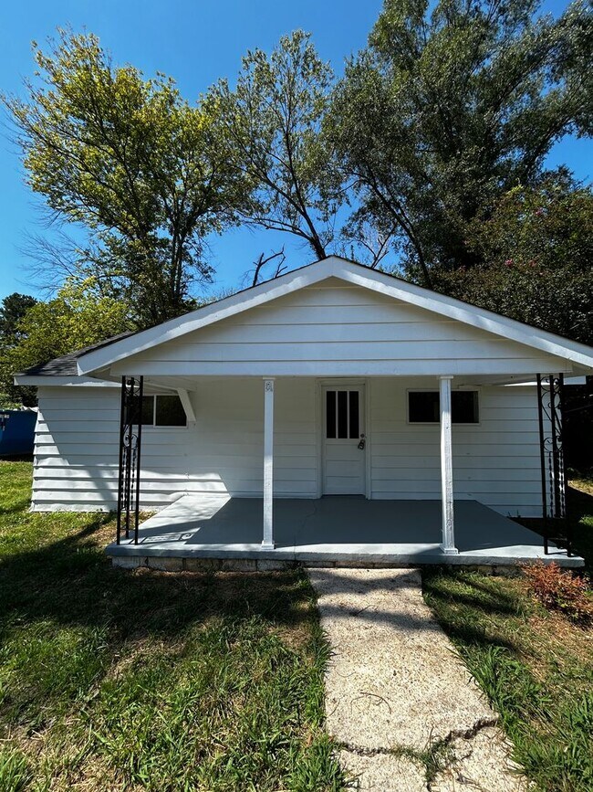 Building Photo - Recently Renovated 2 Bed, 1 Bath Home!