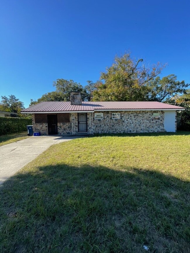 Building Photo - 2 Bed 1 Bath Home | Carport | Pet Friendly with Fenced Yard | Washer Dryer Hook Ups | Section 8 W...