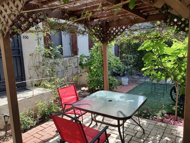 Apartment directly on the front garden area - 830 Island Ct Unit Beautiful beach studio