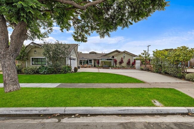 Building Photo - Beautifully Remodeled Rossmoor Home in a P...