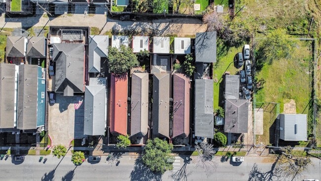 Building Photo - 832 W 27th St