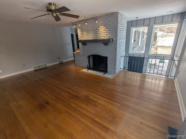 Photo - 5155 Greenview Dr