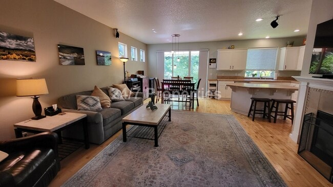 Photo - 3250 Wild Rose Loop