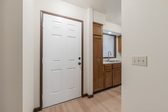 Photo - 2 bed 1 bath New Floors, New Paint