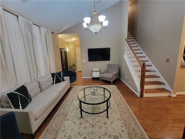 Building Photo - 1002 Cedar Trce SW