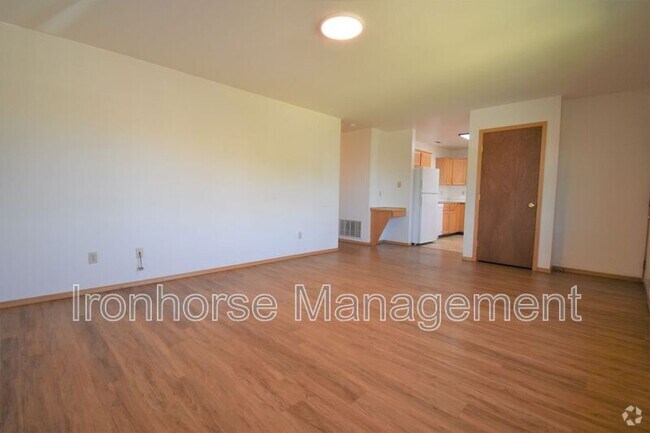 Building Photo - 8 Michael Grove Ave Unit 14 Michael Grove Rental