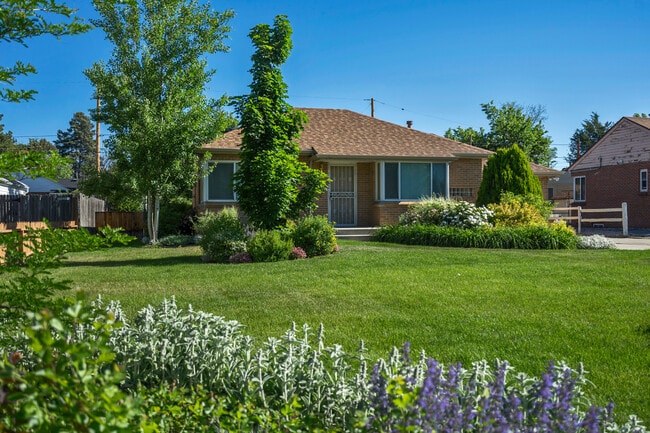 Building Photo - Amazing 4BR, 2BTH in Park Hill!!