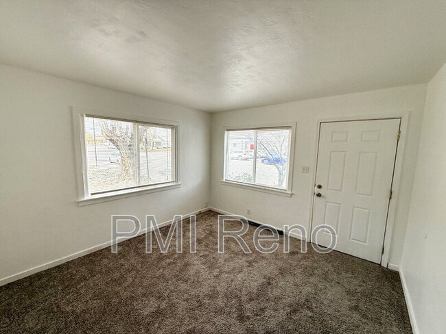 Photo - 816 W 1st St