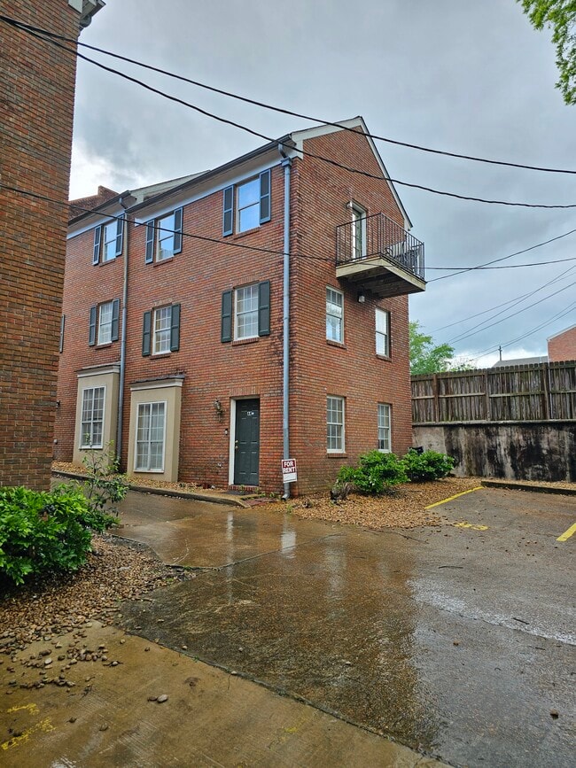 Photo - 613 University Dr