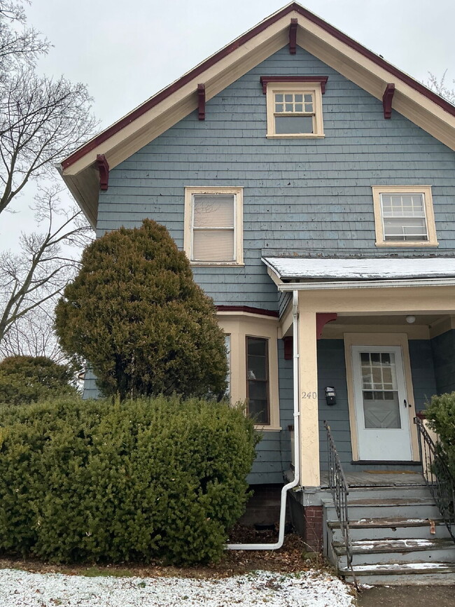 Building Photo - Spacious one-bedroom apartment located on Hazelwood in Rochester, NY. Unit Down