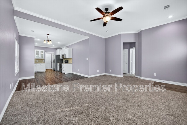 Photo - 305 W Walker St