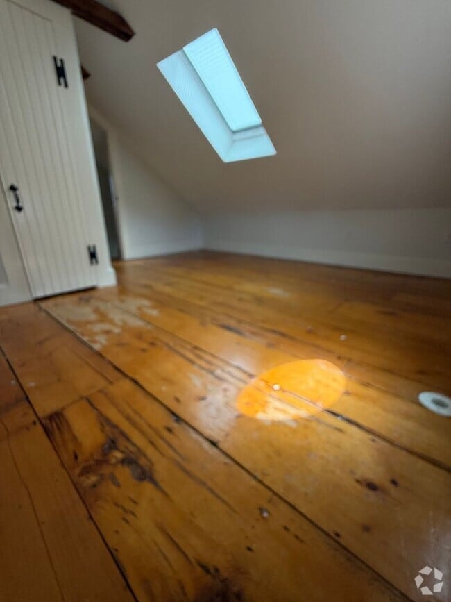 Building Photo - 2 bedroom ,1 bathroom unit at an historic ... Rental