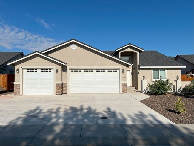 Building Photo - <b>Three Bedroom on the Golf Course in Fer...