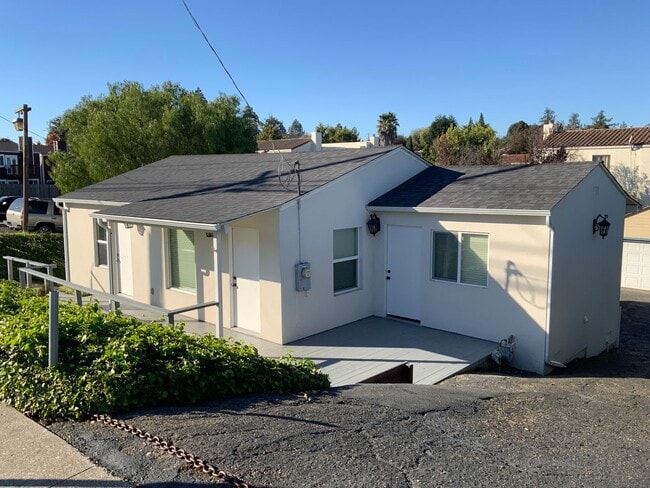 Building Photo - Beautifully remodeled 3 bedroom 2 bath Pin...