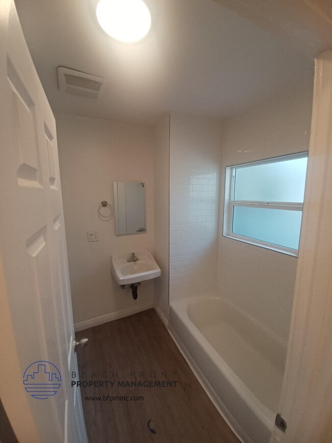 Photo - 1145 E 1st St