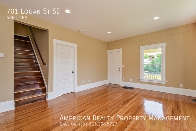 Photo - 701 Logan St SE
